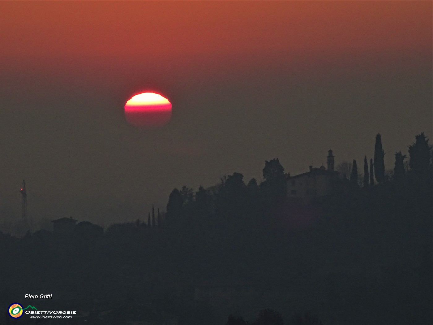 75 Il sole si arrossa e tramonta sui colli e verso la pianurra.JPG